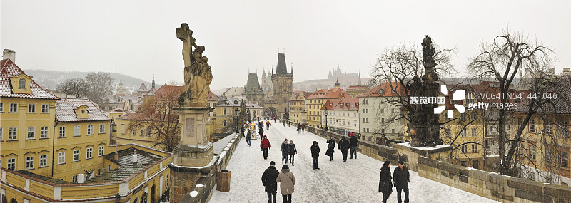 捷克布拉格查理大桥上的行人图片素材