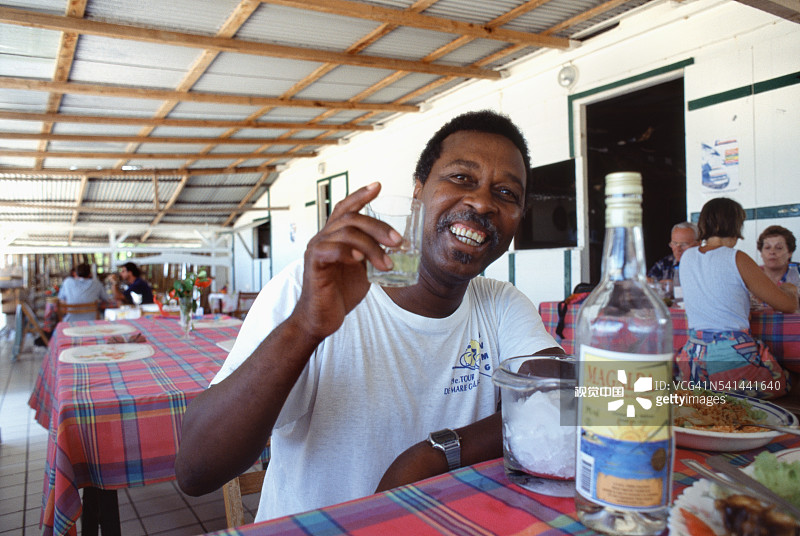 在咖啡馆里的男人，玛丽-加兰特岛，西印度群岛图片素材