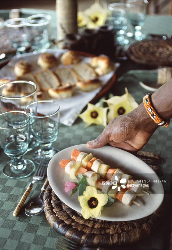 手持水果串盘，肯尼亚莱瓦唐斯图片素材