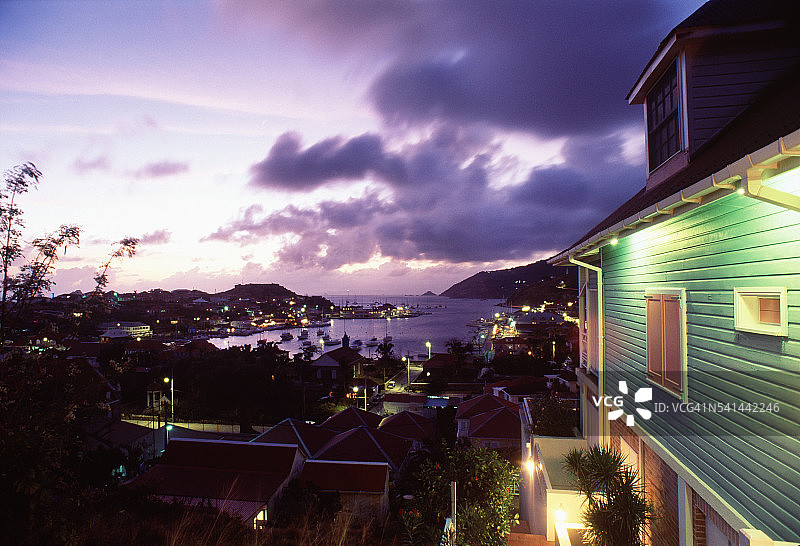 西印度群岛圣巴特尔米，黄昏时的海港景色图片素材