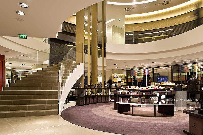 香榭丽舍大街上的奈斯派索星光精品店图片素材