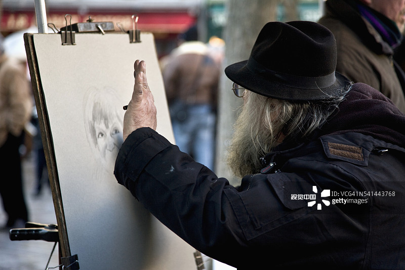 画家在特尔特广场绘画肖像图片素材