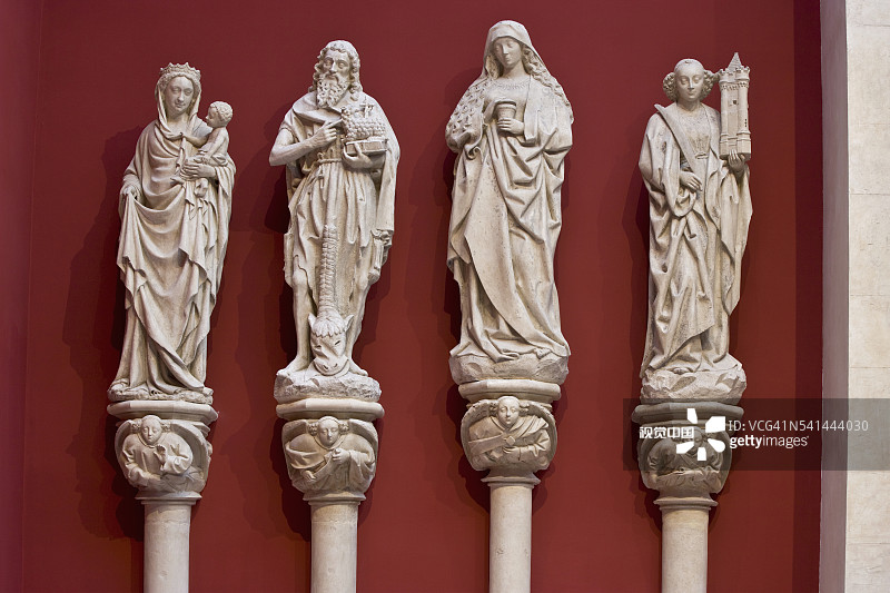 巴黎建筑与遗产之城：沙托丹城堡低矮小教堂的雕像复制品图片素材