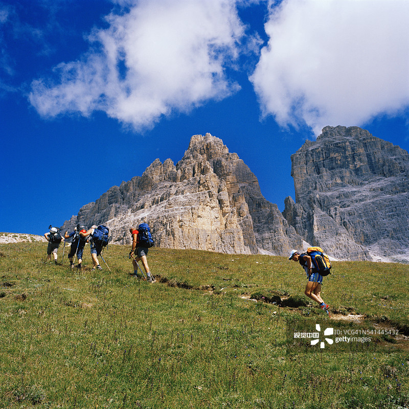塞斯托多洛米蒂自然公园三峰附近的徒步旅行图片素材