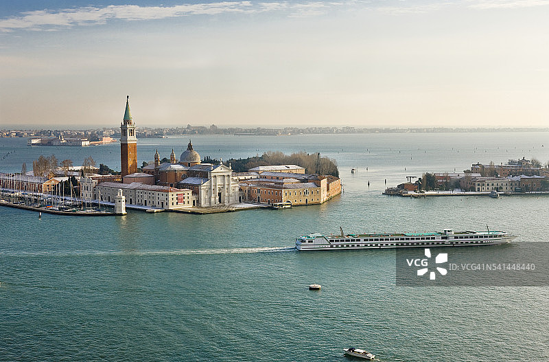 从圣马可钟楼看圣乔治马焦雷岛和教堂图片素材
