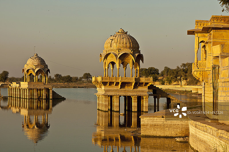 加迪萨加尔湖——由拉贾·拉瓦尔·贾沙梅尔建造的人工水库，印度斋沙默尔图片素材