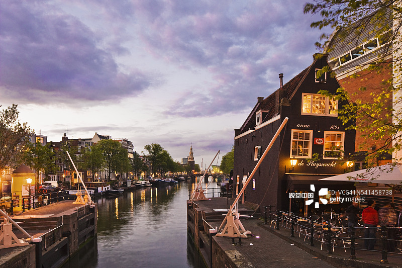 奥德斯汉斯运河上的德斯勒伊斯瓦赫特，背景是蒙特尔班斯托伦塔图片素材