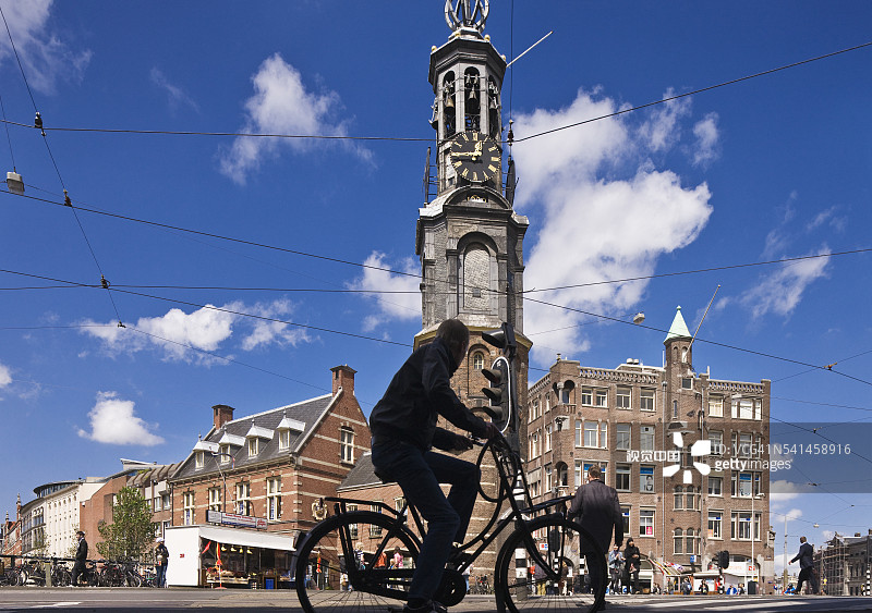 在铸币塔附近的自行车图片素材