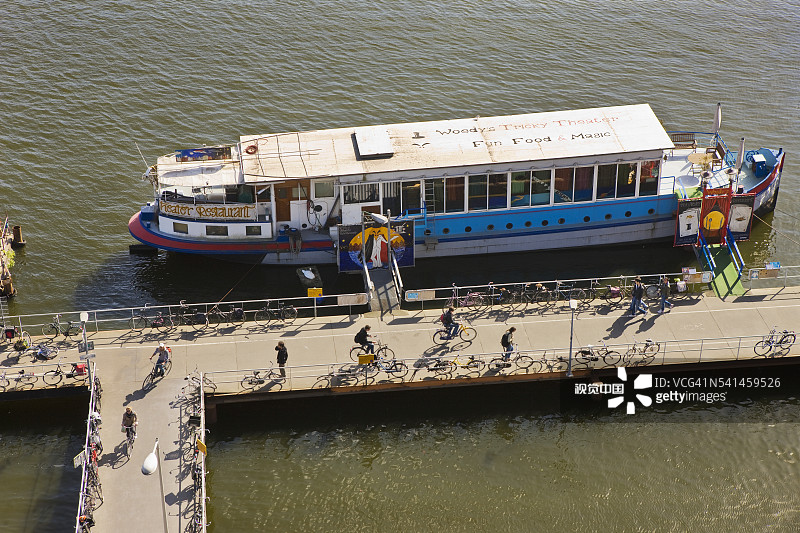 阿姆斯特丹奥斯特多克特里克剧院餐厅的船图片素材