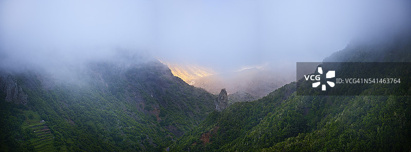 西班牙戈梅拉岛北海岸大山谷沿岸的埃尔米瓜村图片素材