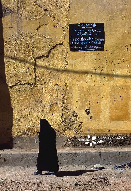 撒哈拉沙漠-埃尔富德绿洲小镇，一位女士走在街上图片素材
