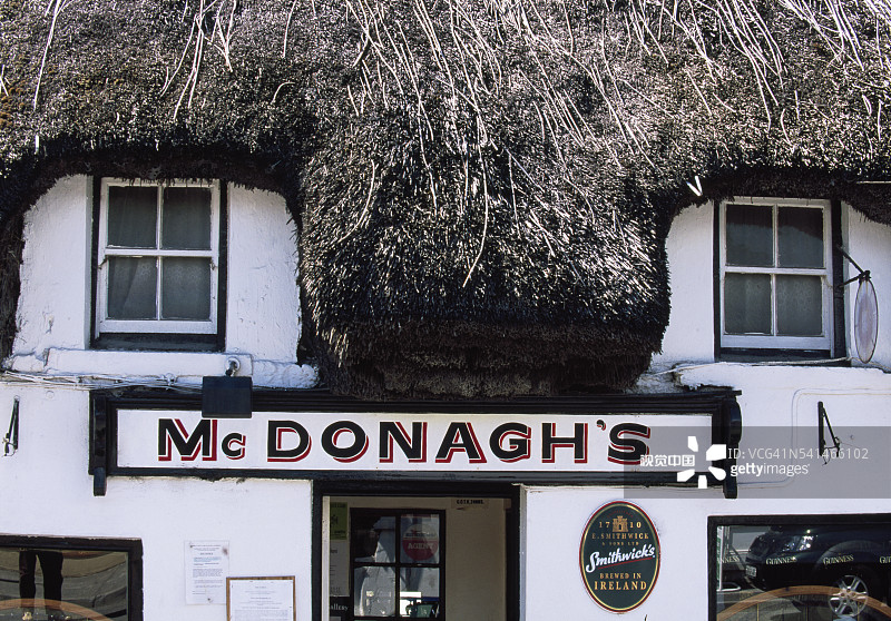 戈鲁姆纳岛和莫赫悬崖之间的麦克唐纳酒吧图片素材