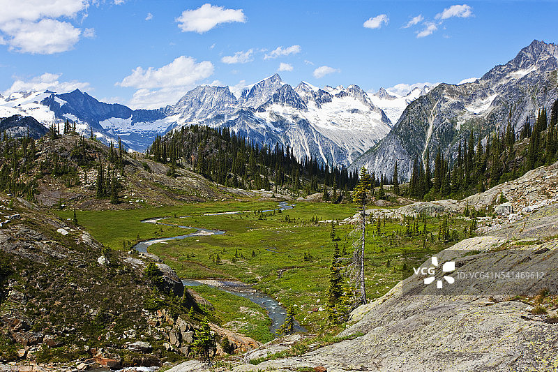 哥伦比亚山脉布加布省级公园灰熊区徒步图片素材