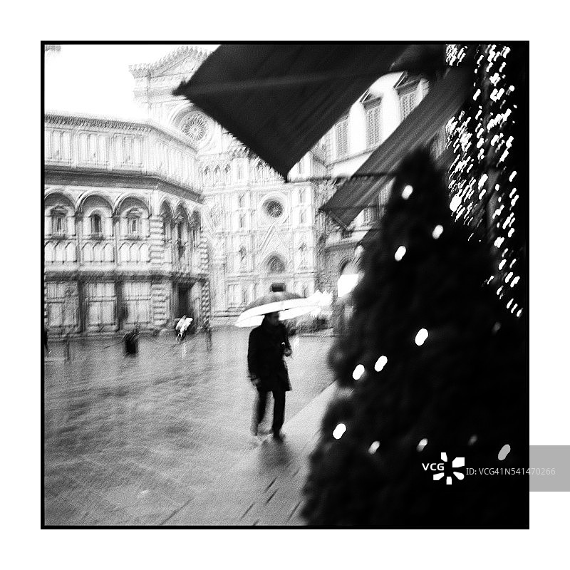 雨天下的意大利佛罗伦萨主教座堂广场图片素材