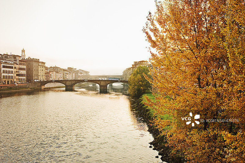 意大利佛罗伦萨的阿诺河、圣三一桥和秋季小镇图片素材