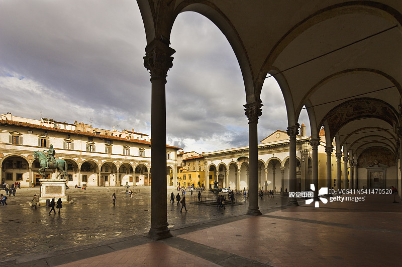 从无辜者之家看意大利佛罗伦萨的圣母领报广场图片素材
