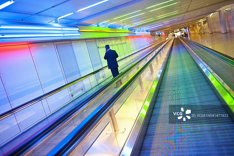 在慕尼黑机场自动人行道上的男人图片素材