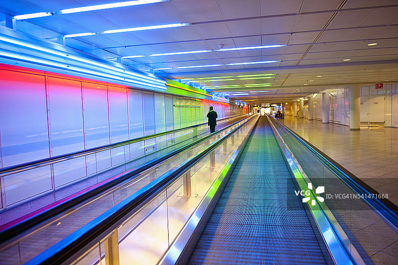 在慕尼黑机场自动人行道上的男人图片素材