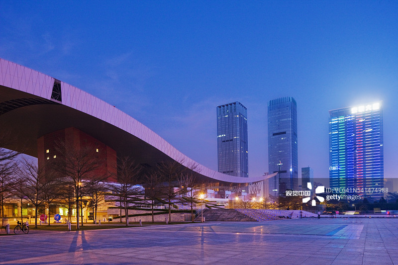 市民广场，市民中心（市政厅），背景为荣超经贸中心大厦（左）、诺贝尔大厦（中）和安联大厦（右）图片素材