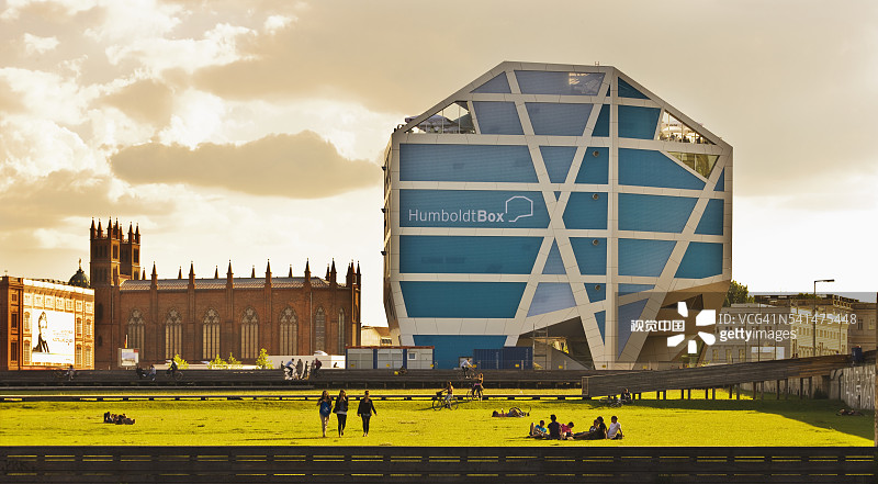 洪堡盒子，背景是弗里德里希韦德教堂图片素材