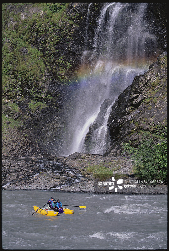 在阿拉斯加新娘面纱瀑布的漂流图片素材