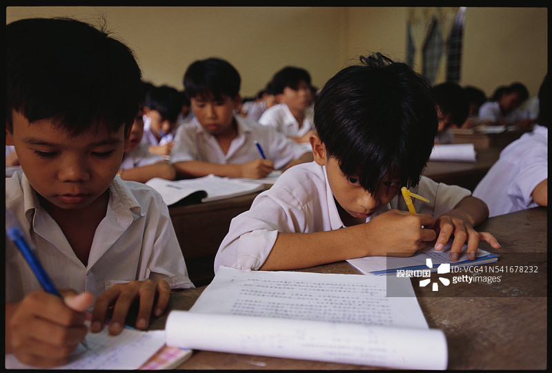 小学生在课堂上学习图片素材