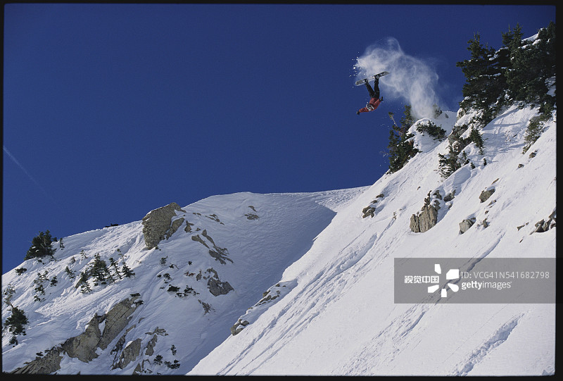 单板滑雪者本·辛克利翻转图片素材