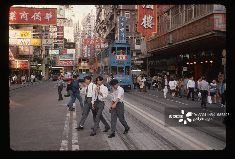 年轻男人穿过香港街道图片素材