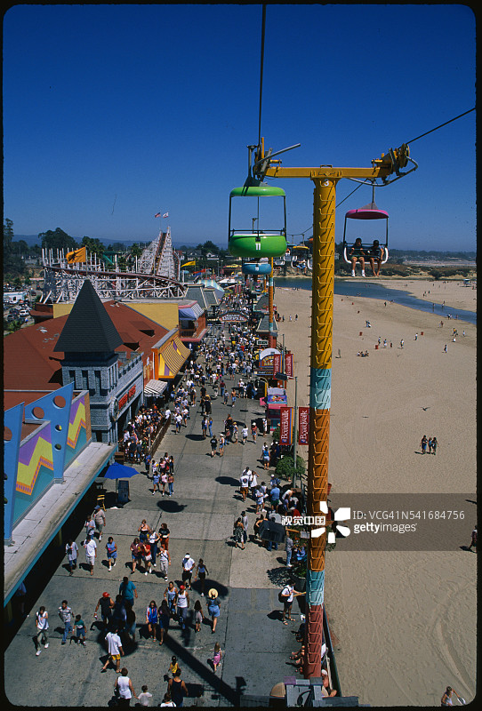 圣克鲁斯海滩木板路的空中缆车图片素材