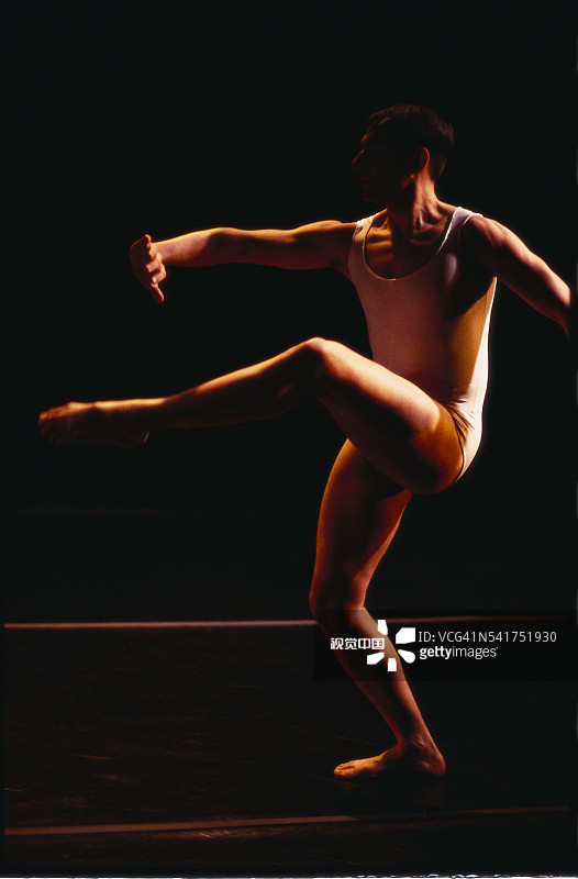 男人为何跳舞？表演图片素材
