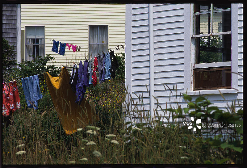 后院晾晒的衣物图片素材