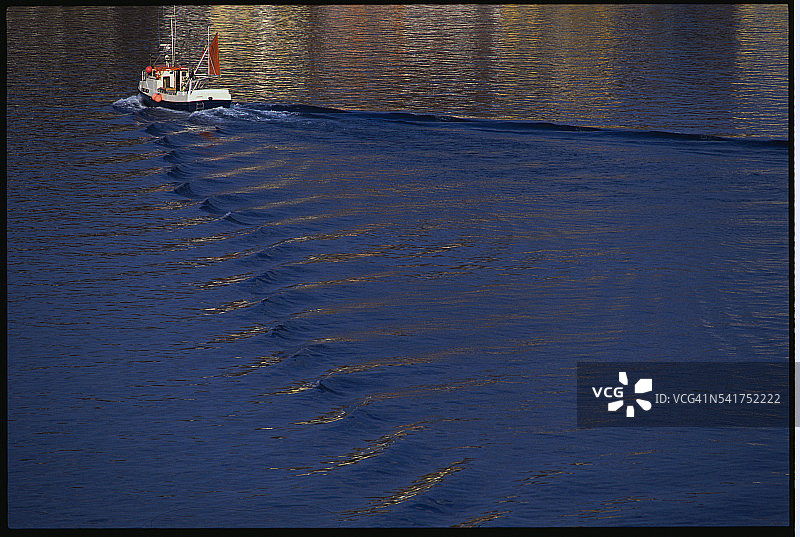 船和涟漪图片素材