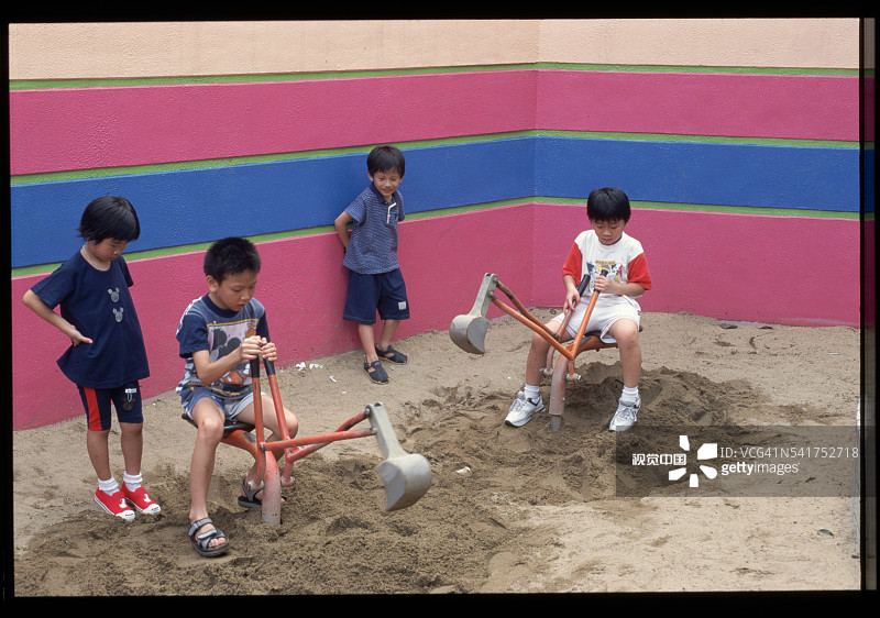 孩子们在沙箱里玩耍图片素材