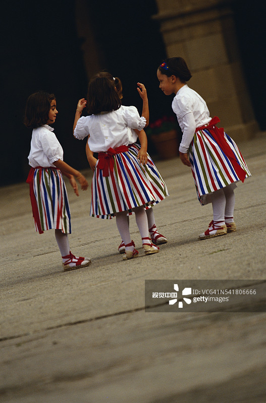 孩子们在巴塞罗那广场跳舞图片素材