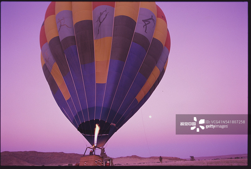 正在充气的热气球图片素材