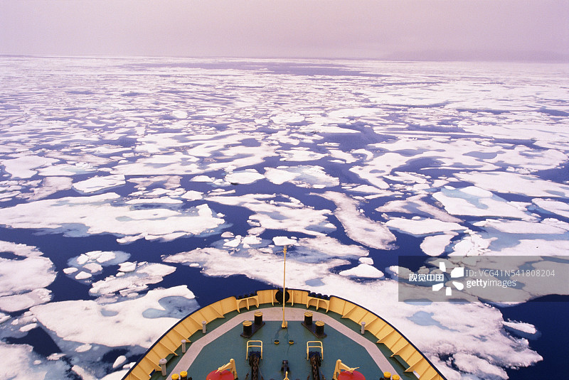穿过贝洛特海峡浮冰的船只图片素材