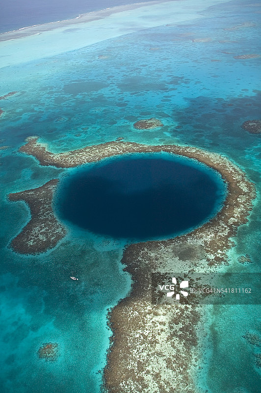 灯塔环礁上的蓝洞图片素材