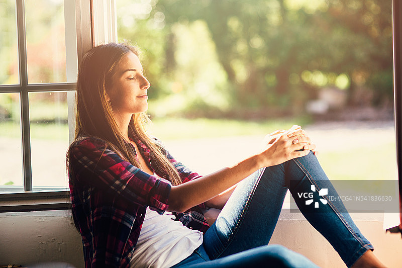居家女性肖像图片素材