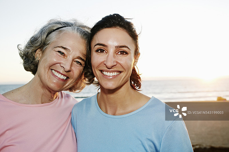 在沙滩上拥抱的白人母女图片素材