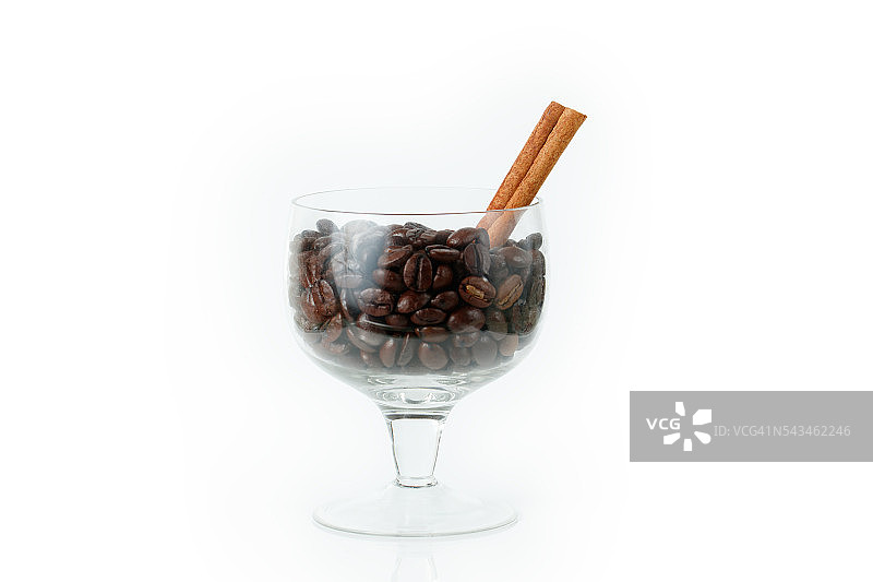 装有咖啡豆和肉桂的玻璃杯图片素材