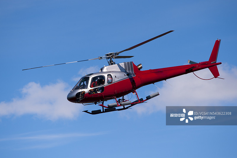 一架直升机载着游客在阿拉斯加进行观光飞行图片素材