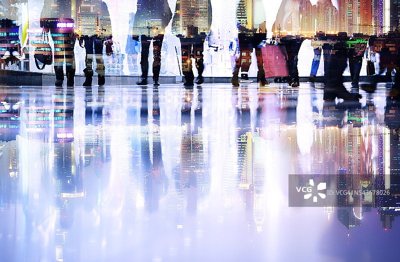 抽象的行人长时间曝光与城市天际线图片素材