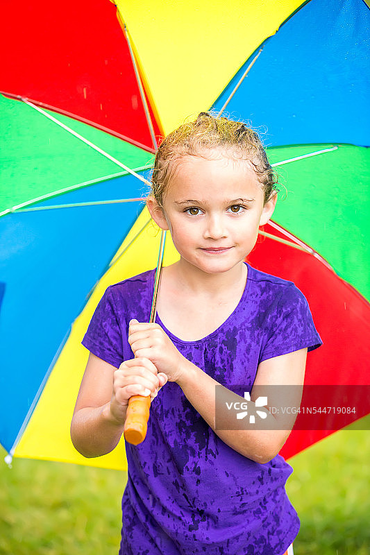 雨中撑伞的年轻女孩图片素材
