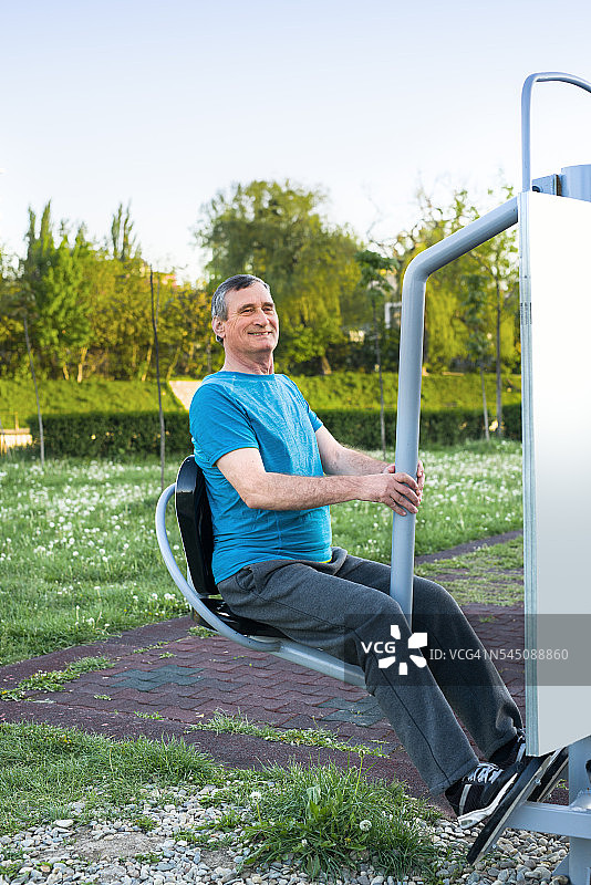 在公园锻炼的年长男性图片素材