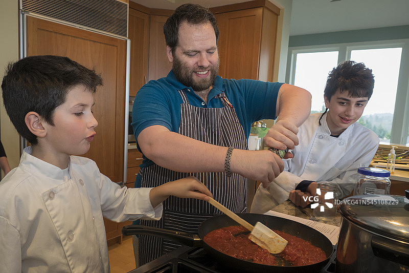 男孩烹饪课程图片素材