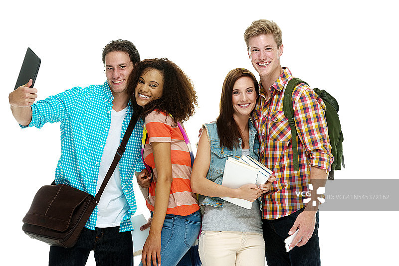 微笑的四个学生站在一起图片素材