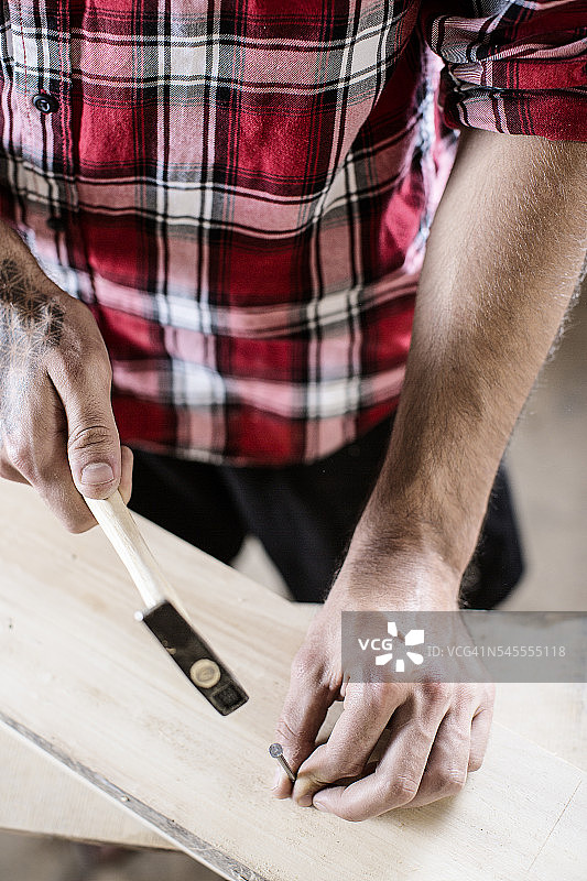 男人木匠使用锤子图片素材