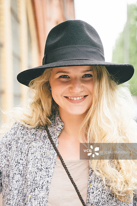 快乐的年轻女子肖像，城市街道背景图片素材