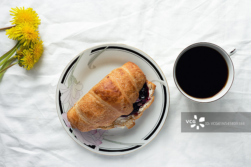 咖啡杯和羊角面包图片素材
