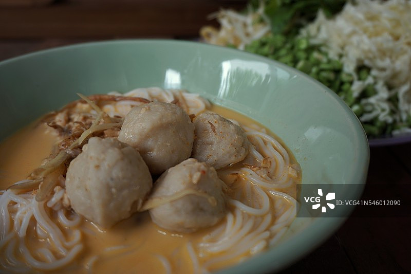 鱼肉咖喱椰奶面条图片素材